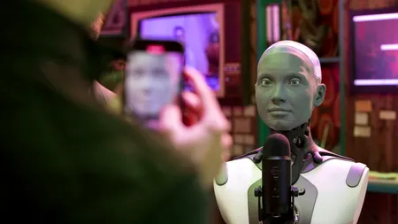 Roboții cu AI care joacă șah și se tachinează. Cine sunt Ameca și Azi