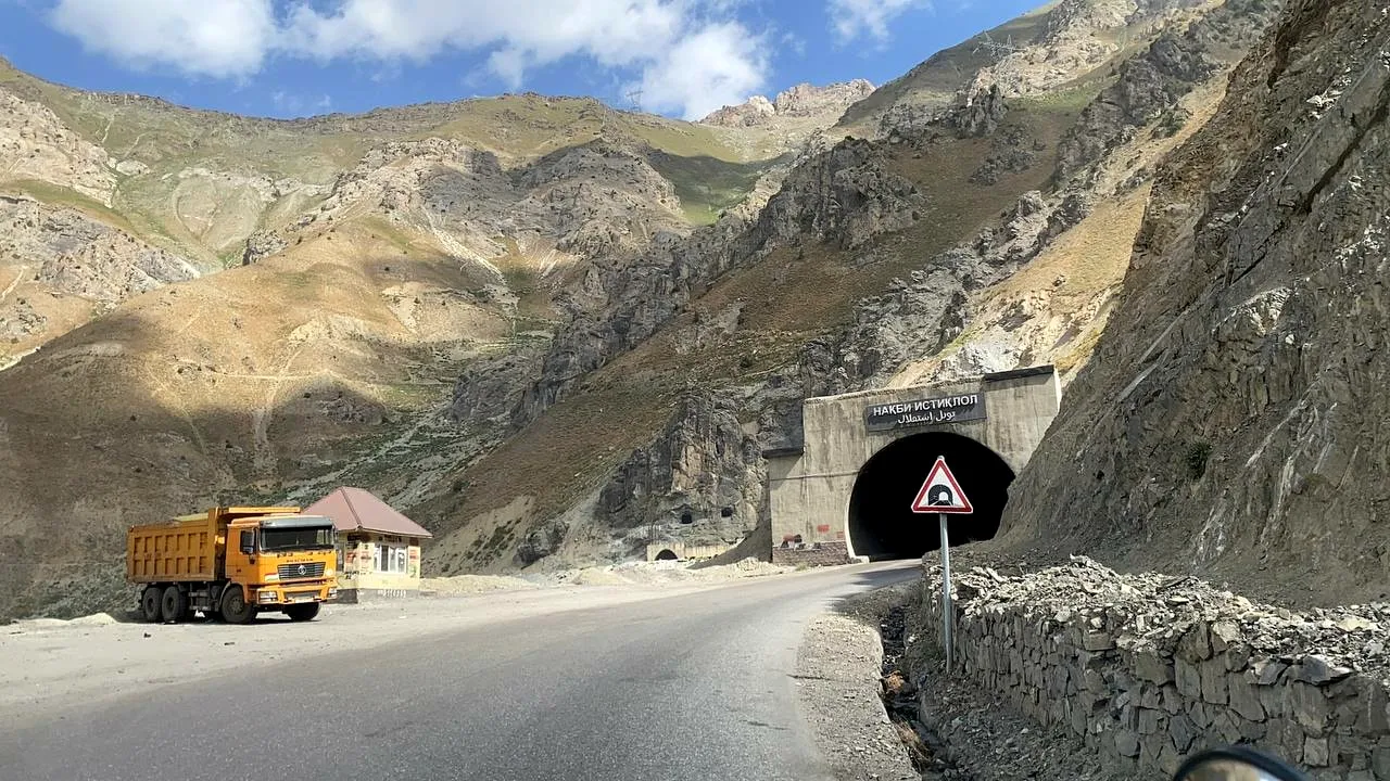 Cel mai periculos tunel din lume. Situat la 2.700 de metri, nu dispune de ventilație sau lumini