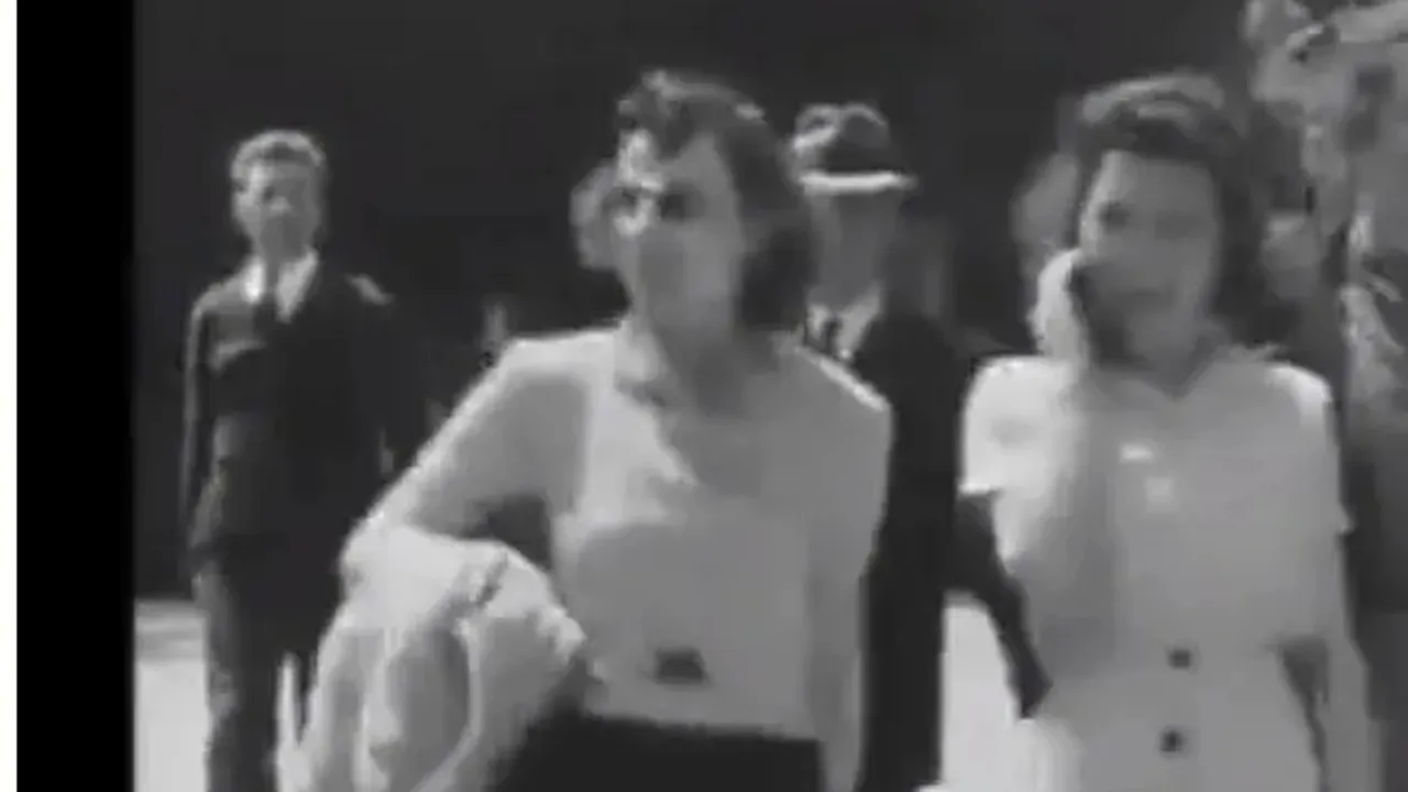 „Călătoare din viitor”, surprinsă în 1938. O femeie pare că vorbește la un telefon mobil