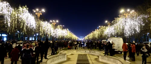Au fost aprinse luminile de sărbători în Capitală. Mii de bucureșteni au blocat centrul orașului