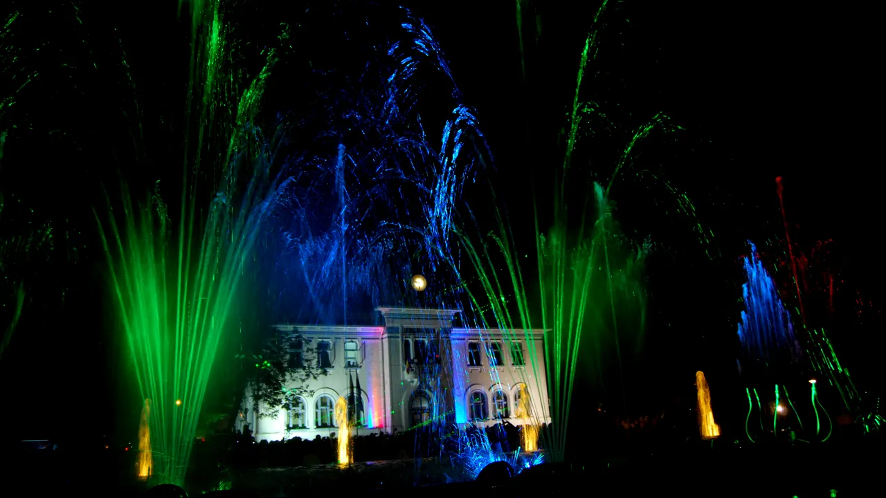 Minunile primarilor din România: de la piramida cu closet la fântâna cântătoare