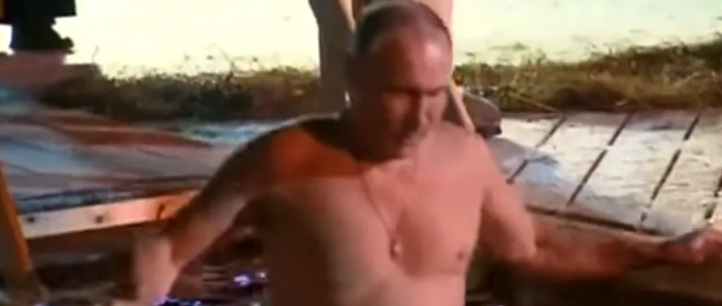 Imagini inedite cu Vladimir Putin. Înconjurat de preoți, președintele rus s-a dezbrăcat și s-a scufundat în apele înghețate ale unui lac, la -6 grade