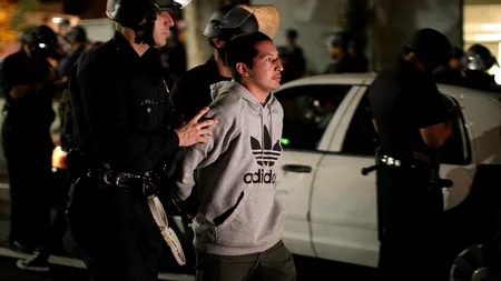 REVOLTĂ ÎN SUA: Peste 180 de manifestanți au fost arestați la Los Angeles