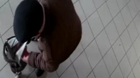 „Hoțul de cărți”, varianta românească. Bătrân filmat când fură un tratat