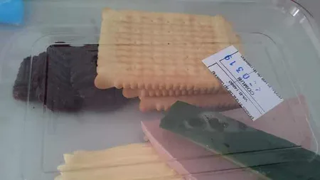 Mâncarea din spitale, o BĂTAIE DE JOC. O pacientă a arătat ce a primit la micul dejun: O jumătate de felie de parizer, margarină și un sfert de castravete
