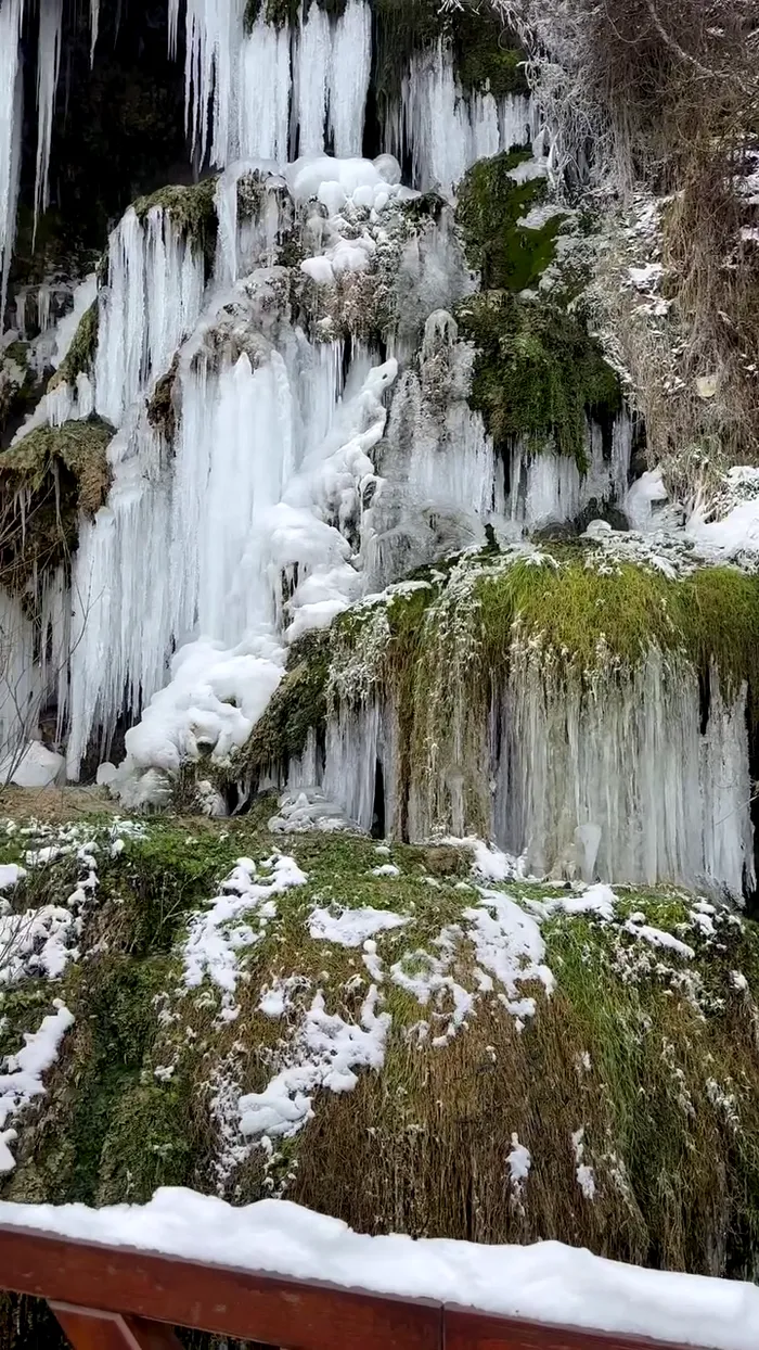Fenomen spectaculos în județul Harghita. Cum arată Cascada Toplița înghețată complet