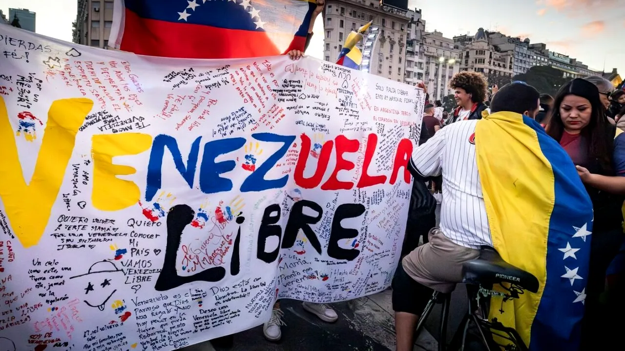 Venezuela, pe un butoi de pulbere. 24 de MORȚI și peste 2000 de arestați după fraudarea alegerilor de Maduro. Armata „întoarce armele” spre popor