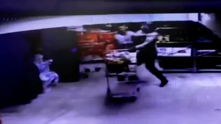 Scene șocante în Dâmbovița: Un paznic a fost bătut crunt chiar de hoțul pe care încerca să-l oprească - VIDEO