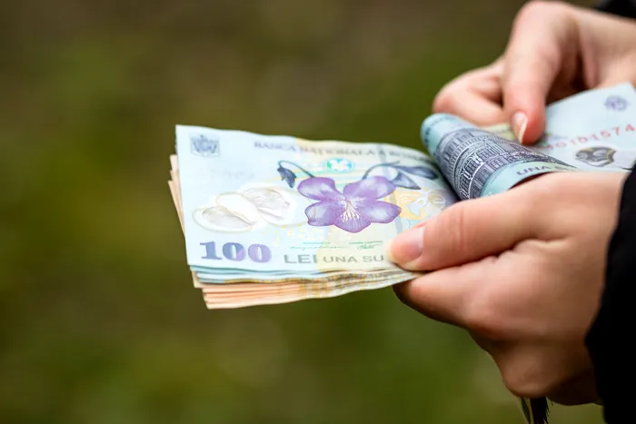 Beneficiile sociale CRESC începând de astăzi. Care sunt românii care vor primi bani în plus