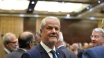 După USR, care se luptă cu Institutul Levant, al lui Emil Constantinescu, a venit Bolojan care se luptă cu o asociație a lui Adrian Năstase. Ce a pățit fostul premier de la premierul demis