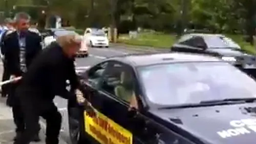 VIDEO. „Becali german, la salonul auto de la Frankfurt. Ce face un bărbat cu bolidul său BMW