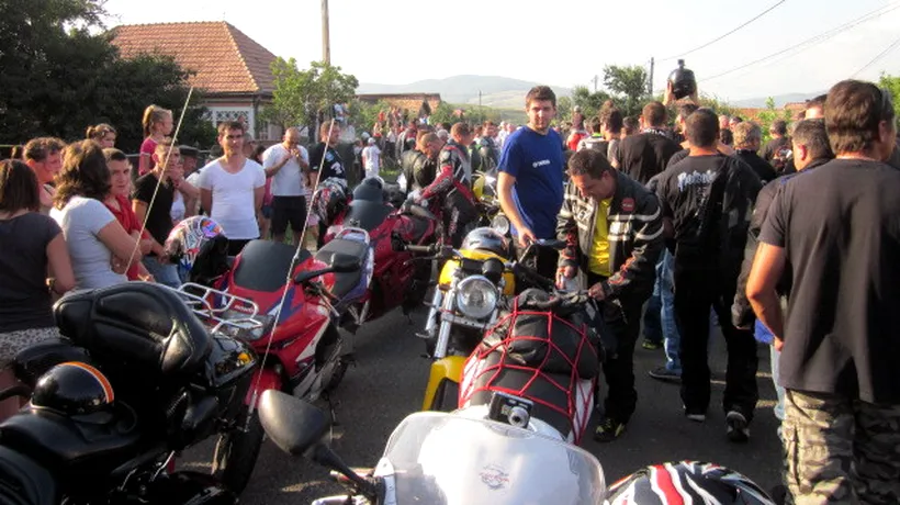 Sute de motocicliști au aprins o lumânare la Sânzieni, în memoria colegului lor mort în acel loc