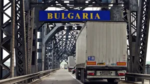 RESTRICȚII de circulație la Podul Giurgiu-Ruse. Atenționare pentru românii care călătoresc în Bulgaria / Viniete mai scumpe de la 1 mai