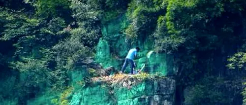 Simțindu-se deranjat, un chinez a început să picteze în verde un munte de 900 de metri înălțime. Ce s-a întâmplat după scurt timp