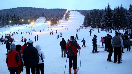 Un turist a intrat cu MAȘINA pe două pârtii pentru că nu voia să care bagajele până la cazare