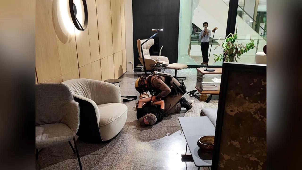 VIDEO | ATAC ARMAT într-un centru comercial din Bangkok. Un băiat de 14 ani a fost arestat