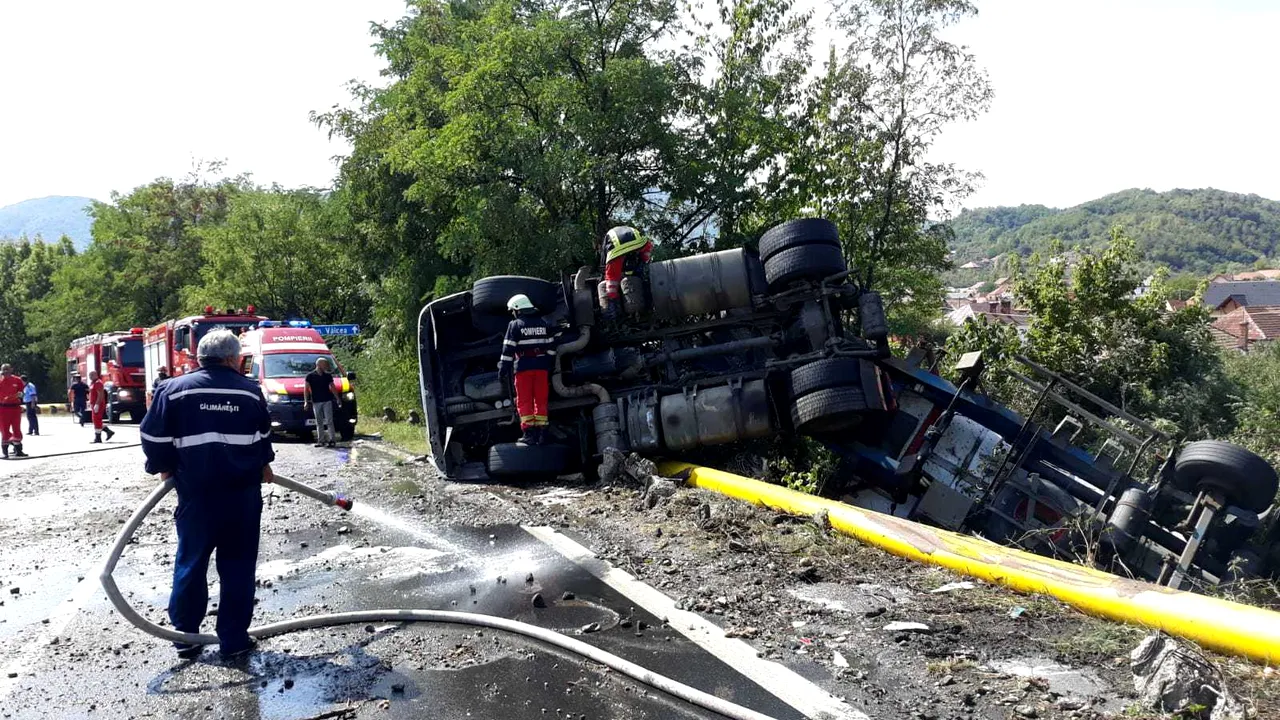 Un TIR cu bere s-a răsturnat pe o conductă de gaze în Vâlcea / Traficul este îngreunat - FOTO 