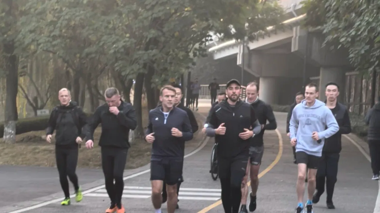 Emmanuel Macron a fost filmat în timp ce făcea jogging în China. Cum decurge vizita președintelui francez la Chengdu. Gestul rar făcut de Xi Jinping