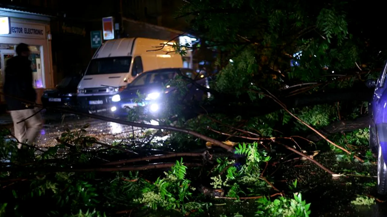 Furtunile au produs pagube în șapte județe. Un bărbat a murit lovit de fulger