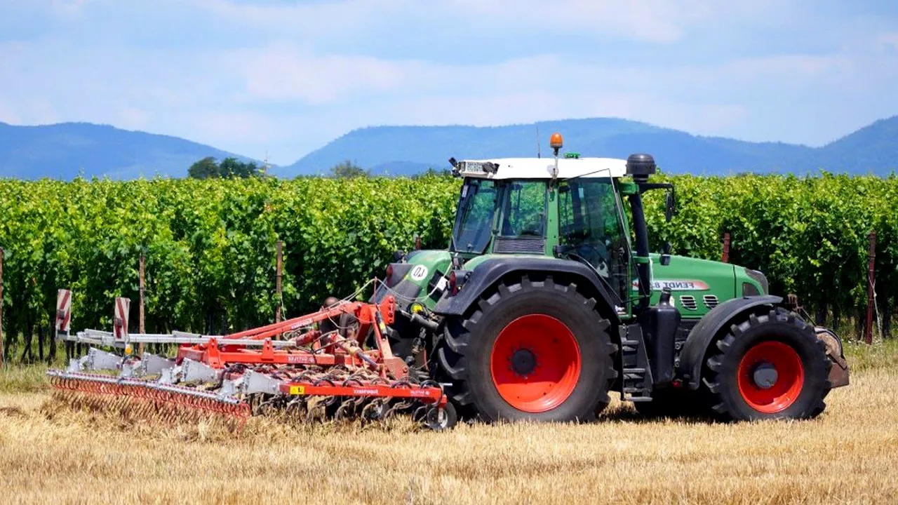 Tot mai multe femei din Iași vor să fie devină tractoriste, salariile fiind fabuloase. Ce venituri pot fi obținute în sezonul agricol