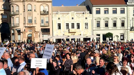La Oradea, mitingul “spontan” pro-Bolojan a fost de fapt organizat de PNL. Organizația liberală Bihor a mobilizat tot activul de partid: prefect, primari, consilieri sau membri simpli. Mulți au fost aduși cu autocarele din județ. Gândul publică imaginile cu toți cei implicați