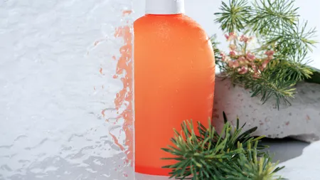 Ce se întâmplă dacă amesteci șamponul cu BICARBONAT de sodiu. Vei scăpa de o mare problemă cu tigăile și faianța