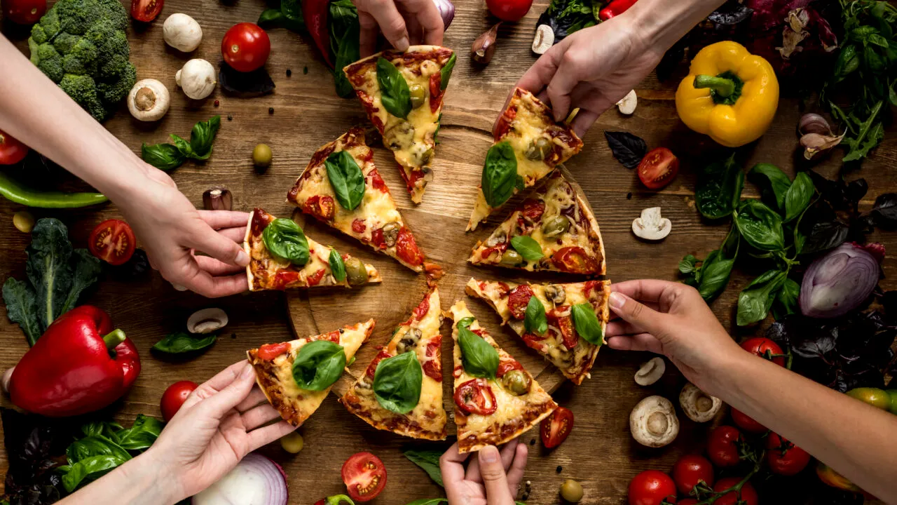 Rețeta de pizza sănătoasă FĂRĂ aluat. Preparatul unui nutriționist a devenit viral pe internet