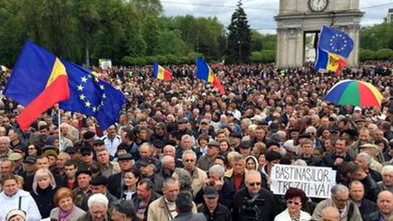 Violențe la Chișinău, în cadrul unui protest la care participă aproximativ 10.000 de persoane