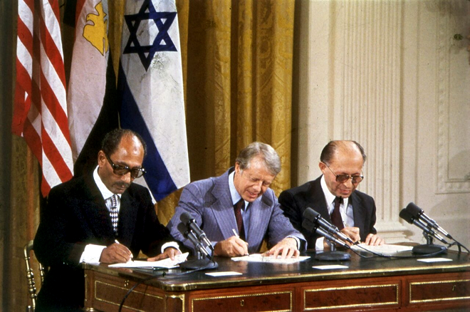 Semnarea Acordurilor de Pace de la Camp David dintre președintele Egiptului Anwar El Sadat și primul ministru al Israelului Menachem Begin, mediate de Jimmy Carter. 