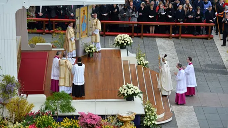 Papa Francisc oficiază Sfânta Liturghie pascală în fața a mii de credincioși, la Vatican