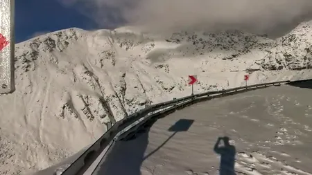 Iarnă adevărată pe Transfăgărășan, la cota 2.000! Zăpada are 14 cm, iar vremea este frumoasă (VIDEO)