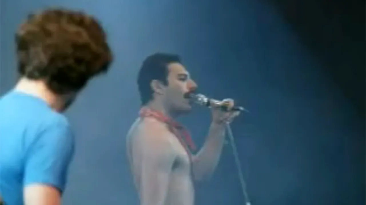 Daniel Radcliffe ar putea juca rolul lui Freddie Mercury, într-un film biografic