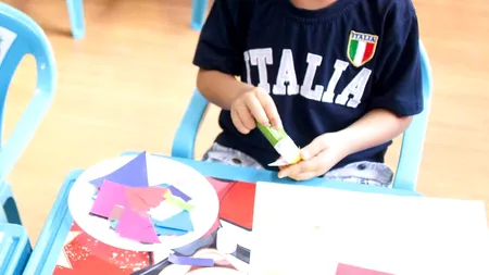 Cernavodă: Familia unui băiețel de trei ani acuză personalul unei grădinițe că l-a închis în beci
