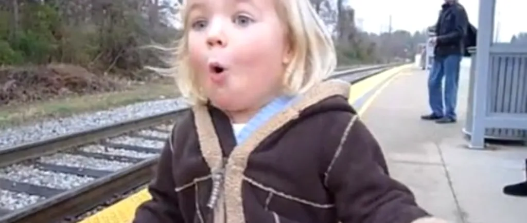 Reacția amuzantă a unei fetițe de trei ani pe peron, la venirea trenului. VIDEO