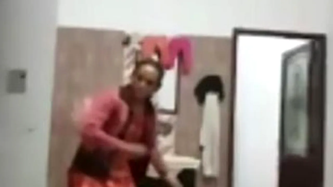 Ce au descoperit părinții unui bebeluș din India, după ce au ascuns un telefon cu cameră video în locuință