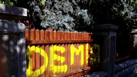 DEMISIA! Mesaj cu vopsea galbenă PE GARDUL casei lui Liviu Dragnea din Alexandria