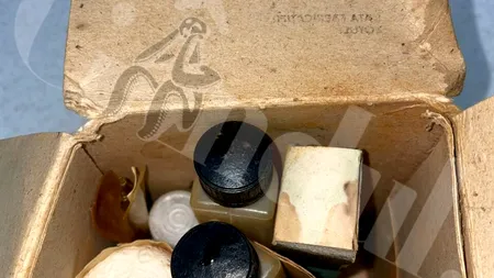 Descoperire inedită într-o boxă din Militari. Ce conținea o trusă antichimică anii 1980