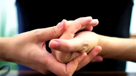 Ce se întâmplă dacă îți trosnești degetele. Ce cred SPECIALIȘTII: „Adevărul este că..”