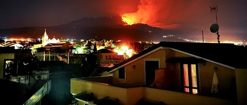Vulcanul Etna erupe din nou. Două aeroporturi au fost închise