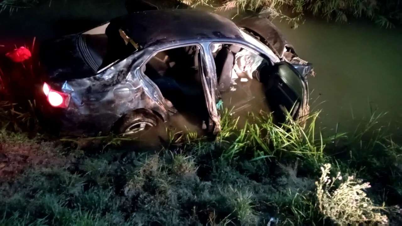 Un adolescent de 17 a murit și alți patru tineri au fost răniți, după ce mașina în care se aflau a plonjat într-un râu din Vaslui. Toți erau băuți