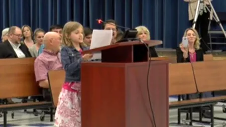 Această fetiță de 9 ani reușește să ridice o sală întreagă în picioare cu un discurs pe care trebuie să-l vadă orice tânăr 