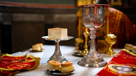 Copiii pot fi împărtășiți, după ce au mâncat micul-dejun?  O ieșeancă susține că cei doi copii ai săi ar fi fost refuzați de preot