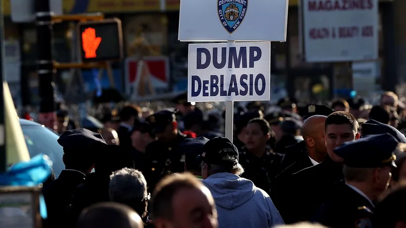 Tensiuni la New York după ce mai mulți polițiști i-au întors spatele primarului la funeraliile unui polițist asasinat. Reacția șefului Poliției