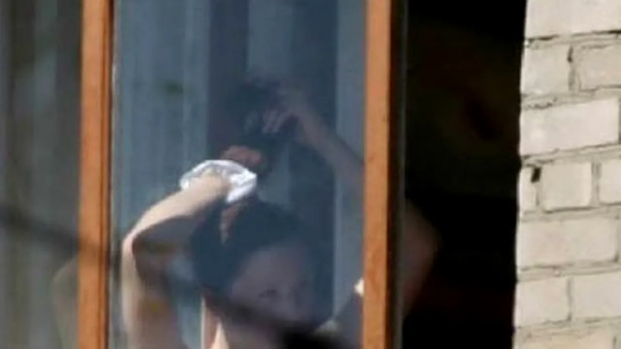 Ce fac două tinere din Rusia la fereastră