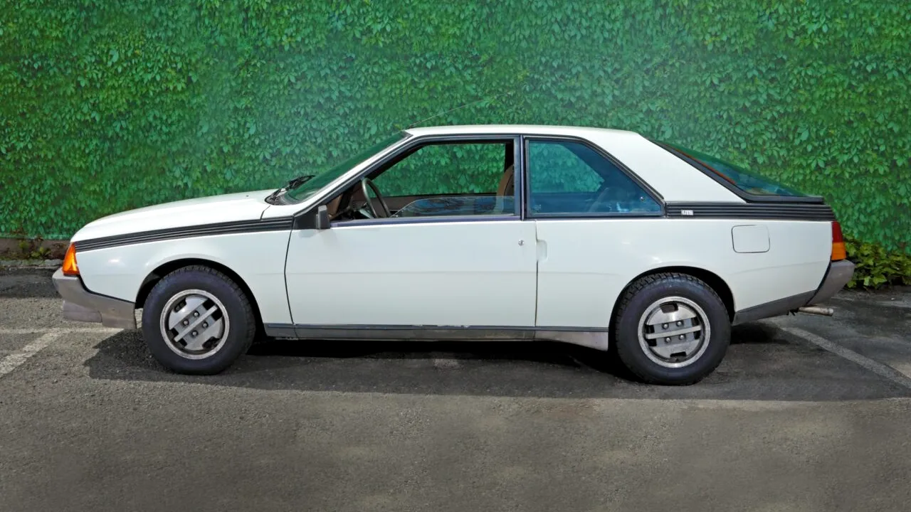 GALERIE FOTO | Cu ce preț a fost vândut la licitație Renaultul Fuego GTS - 1983, cadoul familiei Elena și Nicolae Ceaușescu către fiica lor Zoia, cu prilejul căsătoriei acesteia