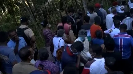 Mii de oameni din Sri Lanka au sfidat restricțiile impuse de pandemie pentru a primi un sirop anti-Covid, oferit de un 