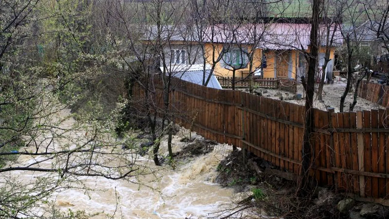Codul portocaliu de inundații, prelungit până joi pe râuri din județele Covasna, Harghita și Brașov 