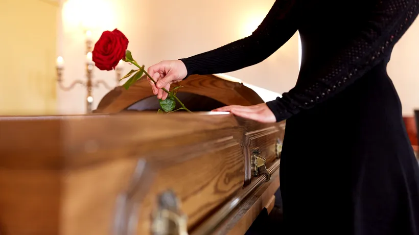 Înmormântare oprită chiar de preot: Când a văzut ce pățise decedatul, a și sunat la 112!