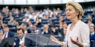 E momentul pentru o femeie la conducerea NATO? Ce spune Comisia Europeană despre o posibilă candidatură a Ursulei von der Leyen