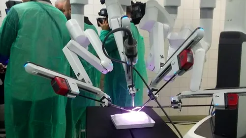 România are primul centru din Europa de Est în care copiii sunt operați cu ajutorul unui robot